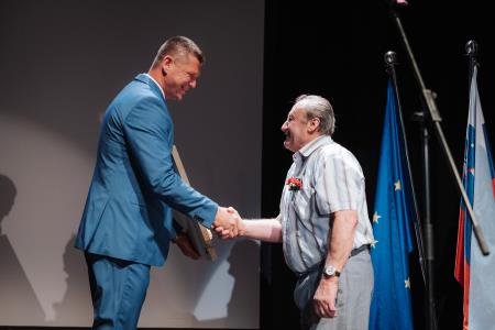 Slavnostna seja. Priznanje je prejel Jakob Sajko. 